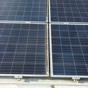 Schmutzansammlung am unteren Modulrahmen, vor der Reinigung